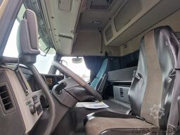Volvo FM 370 Globetrotter 4x2 - Buggsbygg box with si...