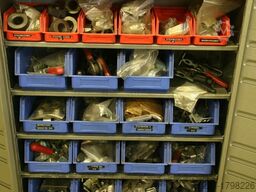 Niederberger mit Ersatzteilen für Werkzeugbau