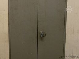 Niederberger mit Ersatzteilen für Werkzeugbau