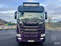 Scania R580 Tridem Hooklift w/ Crane hydraulics. Freshly