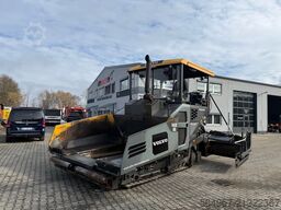 Volvo P6820 Asphaltfertiger mit Verbreiterunge