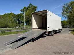 Renault D Oprijwagen,  gesloten laadbak.