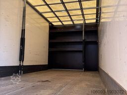 Renault D Oprijwagen,  gesloten laadbak.