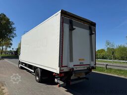 Renault D Oprijwagen,  gesloten laadbak.