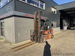 NISSAN UGD02A30PQ Triplo 600 Freelift / Sideshift LPG 2002