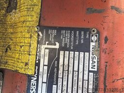 NISSAN UGD02A30PQ Triplo 600 Freelift / Sideshift LPG 2002