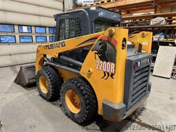 Mustang 220R compact loader w/leveling bucket and pallet f