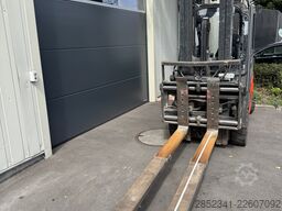 Linde E30L mit teleskopierbaren Zinken