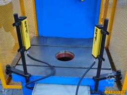 Metal Technics Polska HYDRAULICZNA PRASA WYSIĘGOWA HPW-25