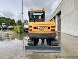 Hyundai R60 VS