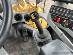 CATERPILLAR 930M Radlader mit Schaufel 2.090 BTH