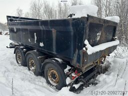 Maur triple-axle trailer