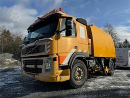 Volvo FM9 4x2 sweeper truck w/ Beam sweeper S7000 superc