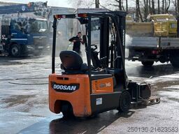 DOOSAN BR16R-7 Elektro Frontstapler mit Ladegerät