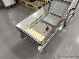 Conveyor belt for waste removal from guillotine, three-knife trimmer