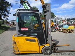 Jungheinrich EFG 220 Triplex-Freihub + Zinkenversteller + Seite