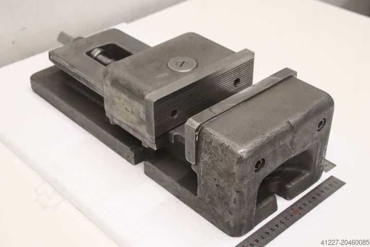 Maschinenschraubstock unbekannt Spannweite 240 mm