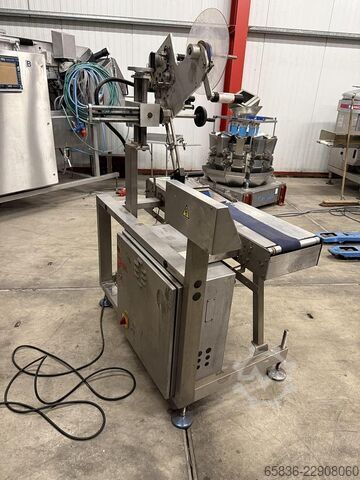 Top and bottom labelling machine with conveyor Unknown 