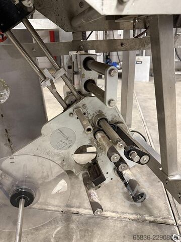 Top and bottom labelling machine with conveyor Unknown 