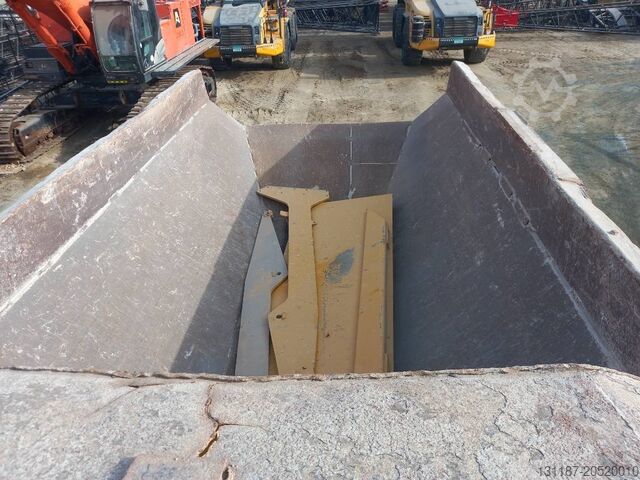 Dumper Komatsu HM400-3R (4 pcs available in Abu Dhabi)