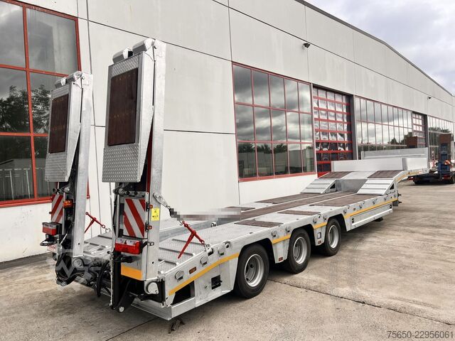 Low loader semitrailer Möslein ST 3  3 Achs Satteltieflader neu