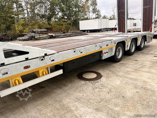 Low loader semitrailer Möslein ST 3  3 Achs Satteltieflader neu