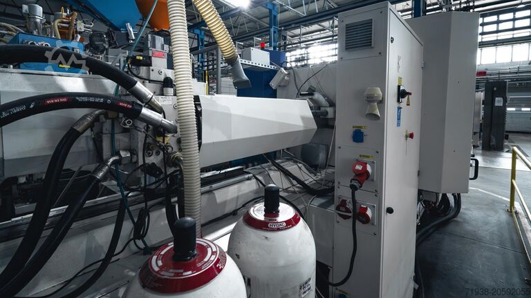 Injection molding machine BATTENFELD HM 270/1330