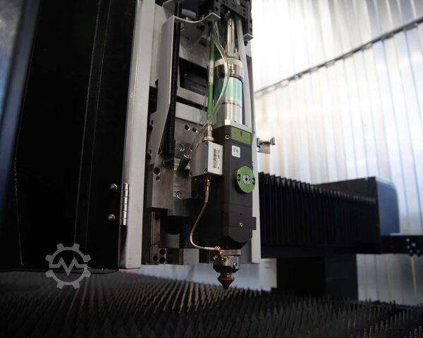 Metallschneidemaschine 1530 Tischwechsel Wattsan 1530 TABLECHANGE