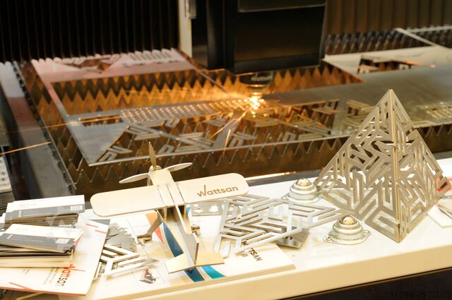 Metallschneidemaschine 1530 Tischwechsel Wattsan 1530 TABLECHANGE