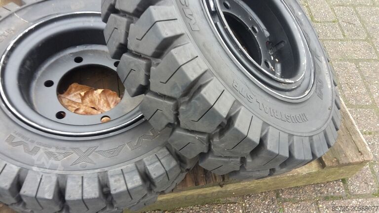 Wheel with tyre  Maxam zwaarlast wielen
