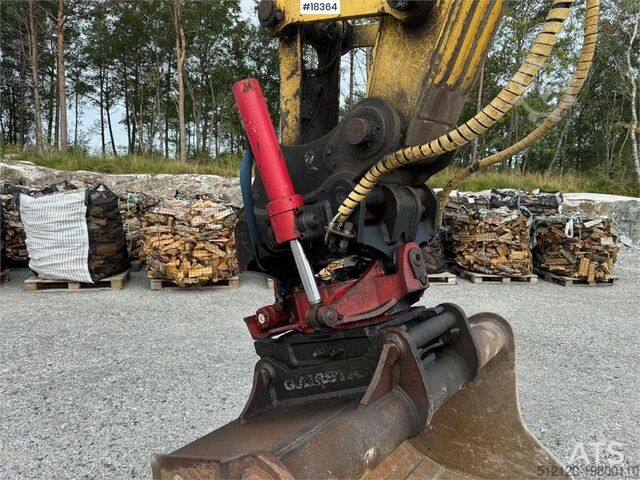 Crawler excavator Kobelco E215B Tracked excavator w/ 2 buckets, tilt and art