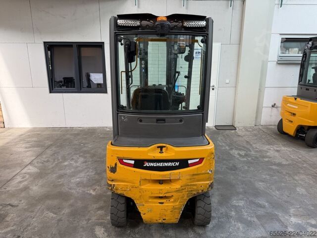 Electric 4-wheel forklift Jungheinrich EFG 320 / 4820 Std.