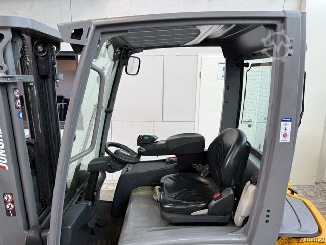 Electric 4-wheel forklift Jungheinrich EFG 320 / 4820 Std.