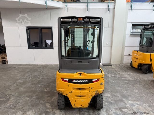 Electric 4-wheel forklift Jungheinrich EFG 320 / 5425 Std.