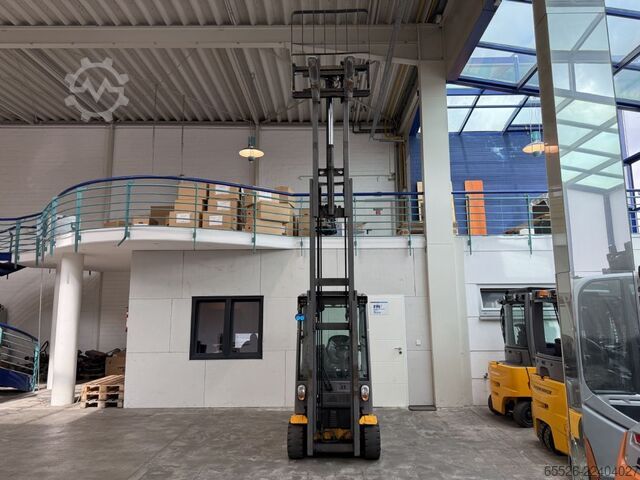 Electric 4-wheel forklift Jungheinrich EFG 320 / 5425 Std.