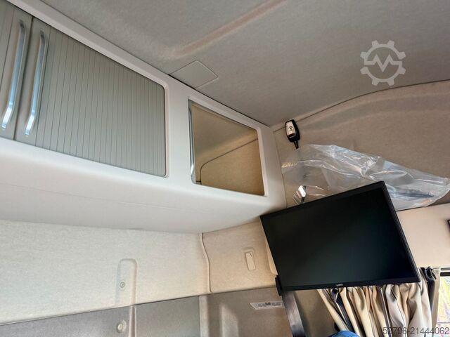 LKW mit festem Aufbau, Kran und Anhänger Volvo / Fassi / SDC FH500 / F660RA2.26