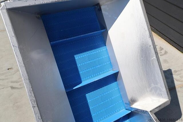 STC in-feed conveyor belt STC in-feed conveyor belt