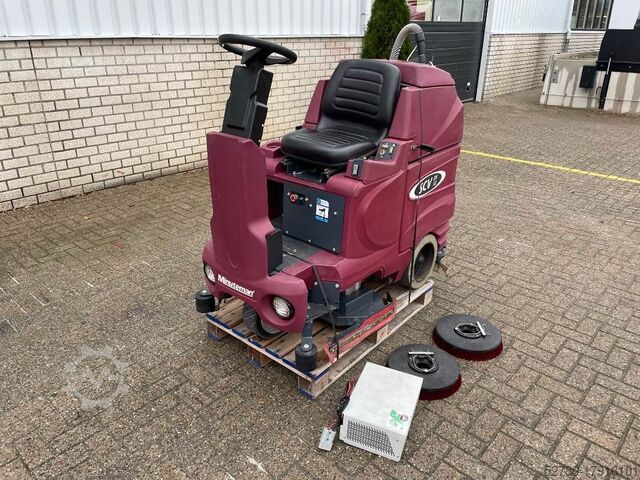 Scrub and vacuum machine MINUTEMAN Powerboss SC2832E