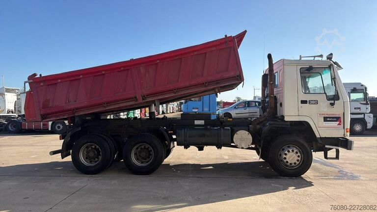 3-Seiten-Kipper Volvo FL 12 - 380 (6X6 / POMPE MANUELLE / GRANDES EJE...