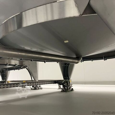 30,000 liter vertical storage tank made of V4A with side-mounted propeller agitator. S17306