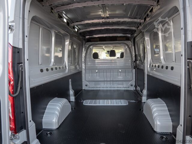 High top van Maxus DELIVER 9