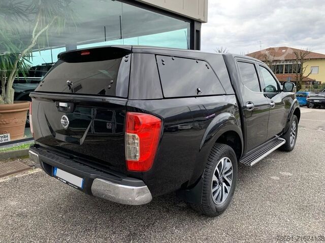 Pick-up van Nissan Navara 4WD 5 posti con HardTop