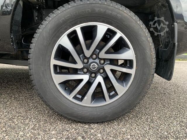 Pick-up van Nissan Navara 4WD 5 posti con HardTop