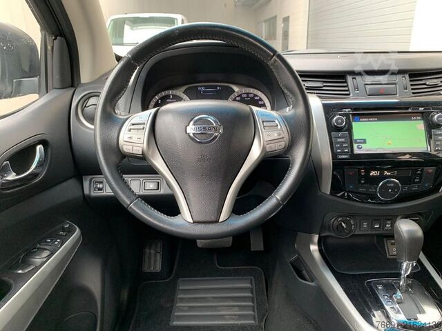 Pick-up van Nissan Navara 4WD 5 posti con HardTop