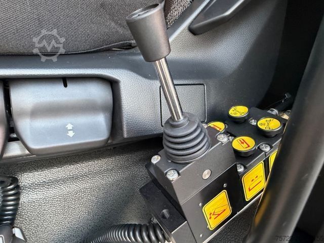 Abrollkipper MAN TGX 26.520 6x2-4 LL Abroller Hyva Titanium