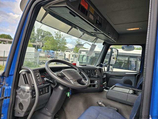 Truck with refrigerated box VOLVO FM330 6x2 FRIGOBLOCK Multizone Lenk u. L