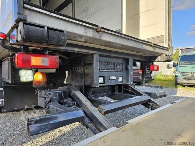 Truck with refrigerated box VOLVO FM330 6x2 FRIGOBLOCK Multizone Lenk u. L