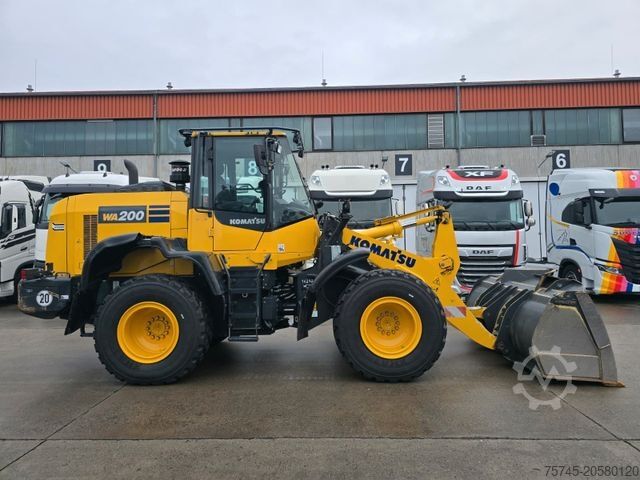 Wheel loader KOMATSU WA 200 * WENIG BELASTET * TOP * NEUE REIFEN