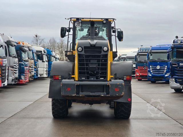 Wheel loader KOMATSU WA 200 * WENIG BELASTET * TOP * NEUE REIFEN