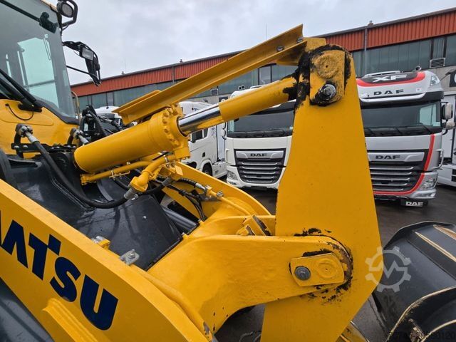 Wheel loader KOMATSU WA 200 * WENIG BELASTET * TOP * NEUE REIFEN